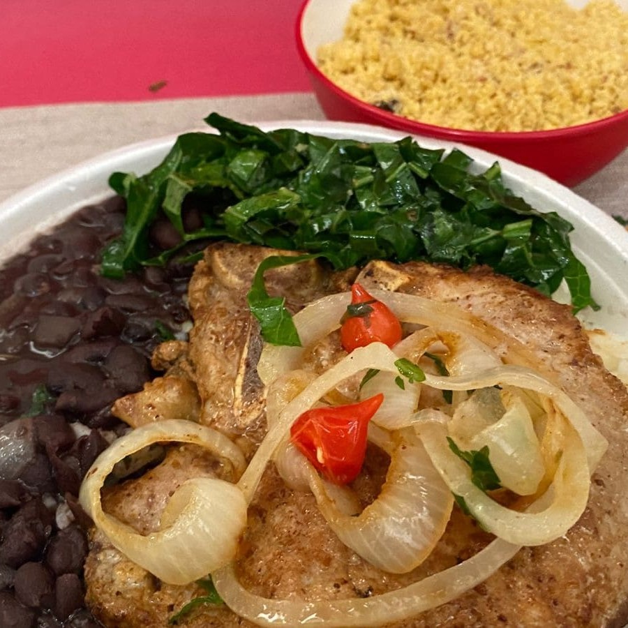 Acompanha arroz feijão carre acebolado farofa da casa e couve