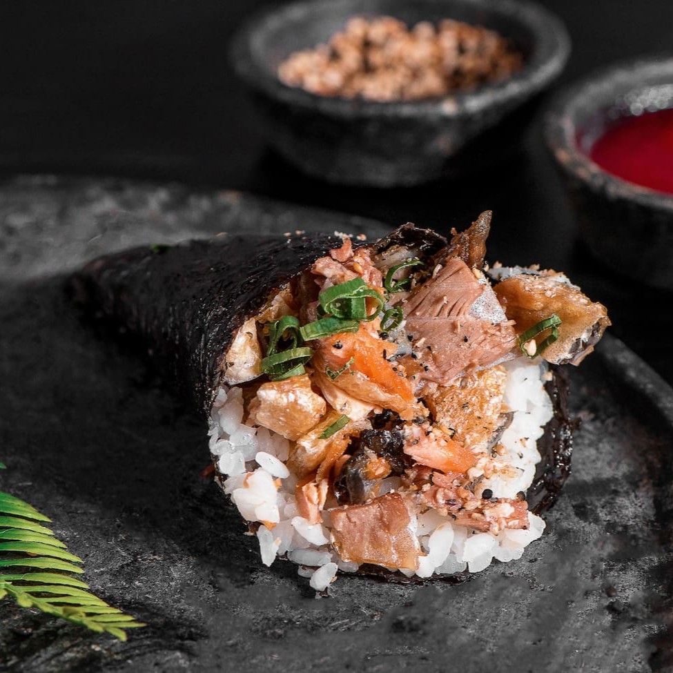 Arroz, pele de salmão grelhada finalizado com farofa e gergelim e cebolinha