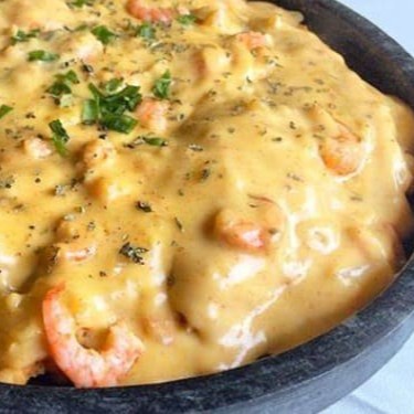 Filé de Peixe empanado , cobertos por uma camada de molho 4 queijos ( caseiro ) e Camarão e uma pitada de orégano e alho Frito  pra finalizar. Acompanha arroz e feijão. Escolha entre Fritas, Salada de legumes ou Salada verde