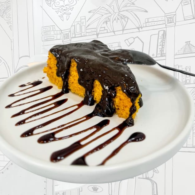O melhor bolo de cenoura , acompanhado de uma calda de cacau artesanal.