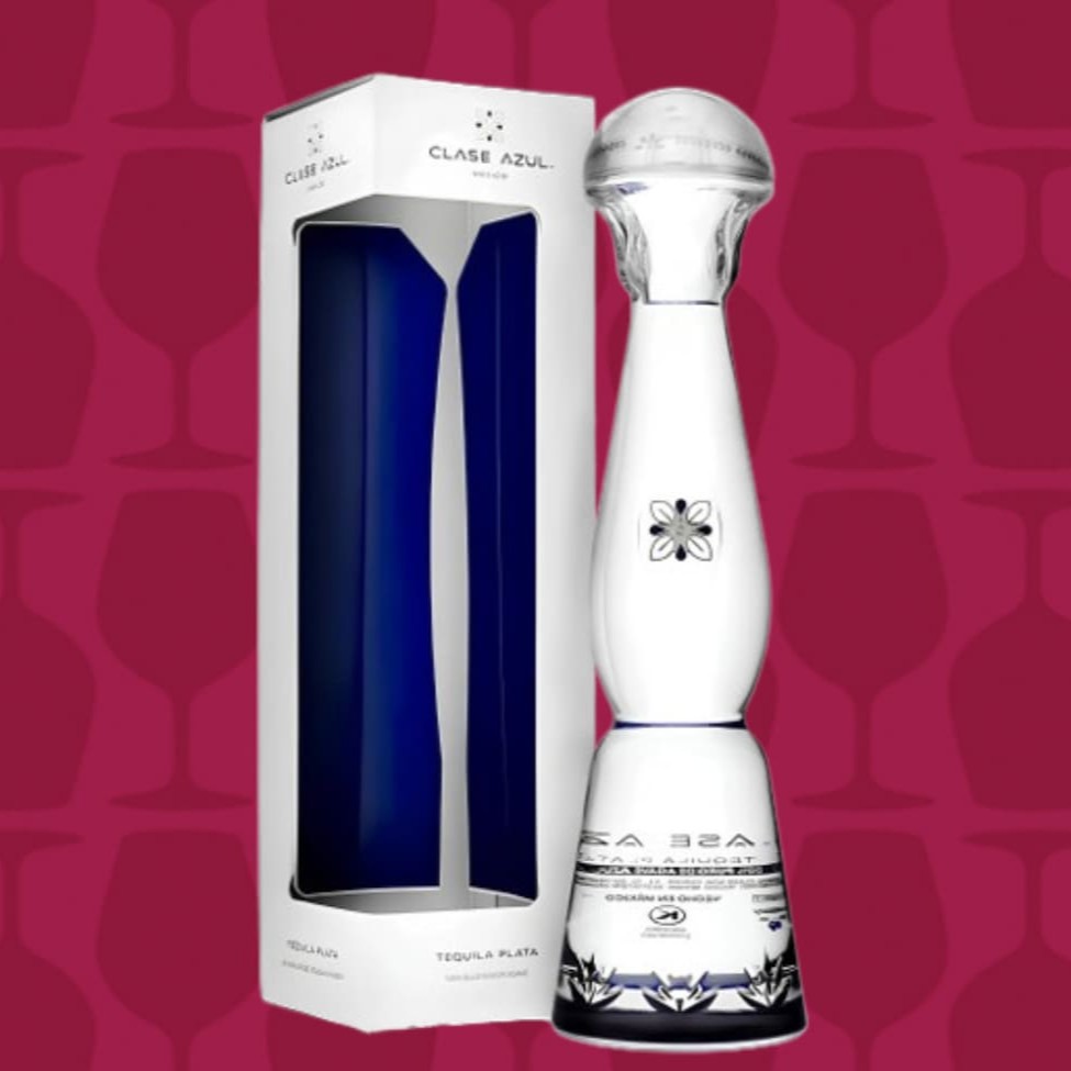 A Tequila Clase Azul Plata, foi desenvolvida no México, e após passar por alguns processos de produção, apresenta coloração prata brilhante, ao nariz, entrega aromas de baunilha, laranja, limão e chá verde. Na boca, tem um intenso sabor de baunilha, limão, goiaba verde e final longo.