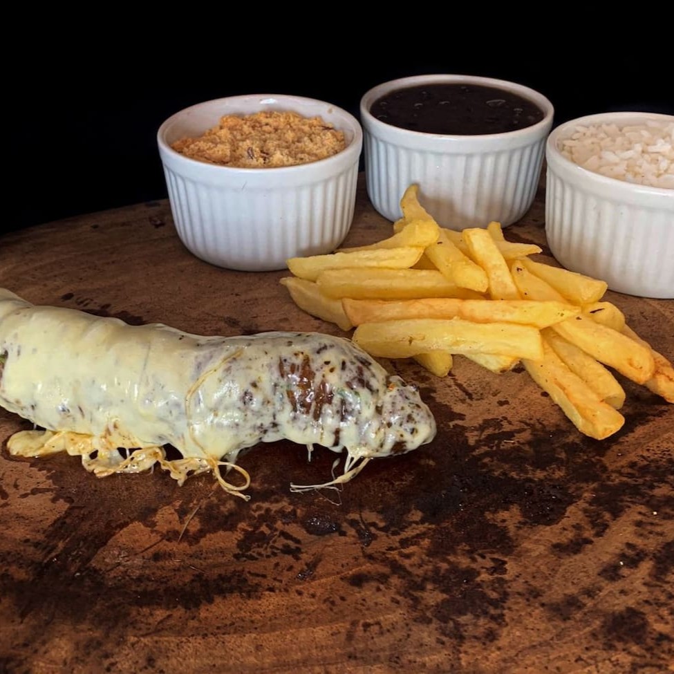 Nosso prato executivo serve 1 pessoa. Acompanha arroz branco, delicioso feijão, farofa de alho e cebola, nossa crocante batata frita palito e 1 espeto.