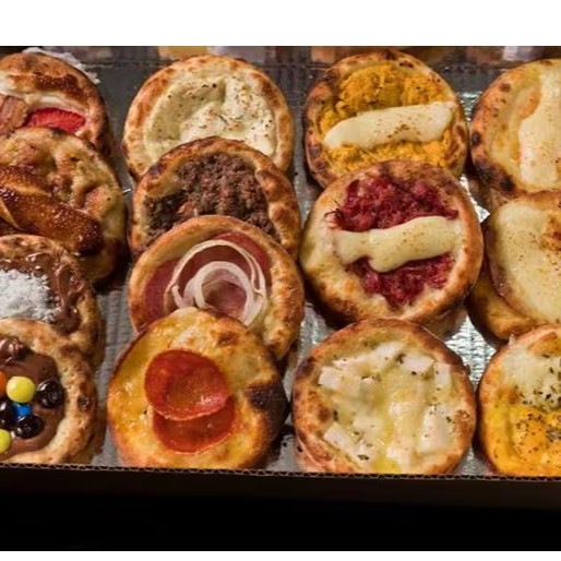 Mini Esfihas (14 Sabores): Camarão, carne seca, pepperoni, palmito, frango com Catupiry, queijo, lombo canadense, três queijos, calabresa com mussarela, carne, banana carioca, morango com chocolate branco, Prestígio e M&M. Acompanha refrigerante 1,5l grátis.