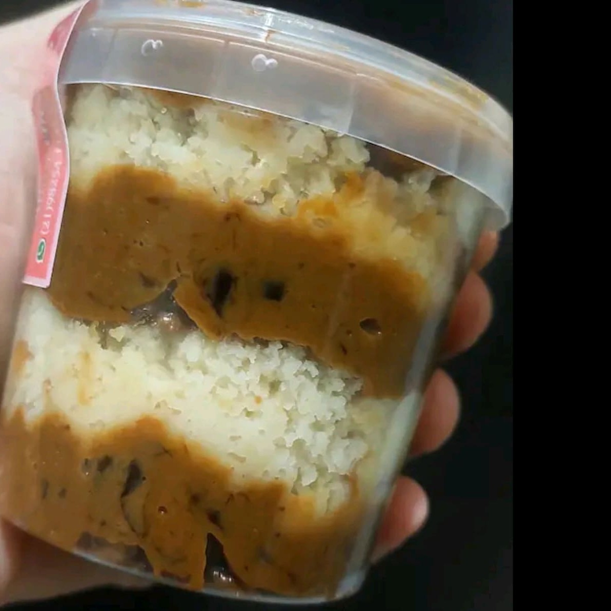 Massa molhadinha com recheio de doce de leite com ameixa .