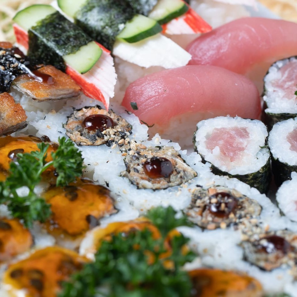 Opção 1 (15 peças): 2 niguiri kani + 2 niguiri skin + 1 niguiri atum + 5 hossomaki atum + 5 uramaki salmão crunch  Opção 2 (35 peças): 4 niguiri kani + 4 niguiri skin + 2 niguiri atum + 10 hossomaki atum + 10 uramaki salmão crunch + 5 uramaki skin  (Imagem meramente ilustrativa)