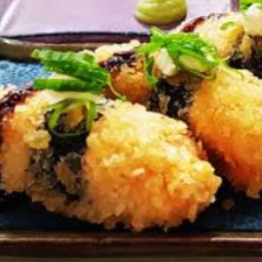Sushi de salmão empanado e frito.

O sabor do salmão envolto em uma crosta dourada e crocante. Quatro unidades de sushi empanado e frito, que combinam o frescor do peixe com a textura irresistível do empanado. Uma experiência única e cheia de contraste.