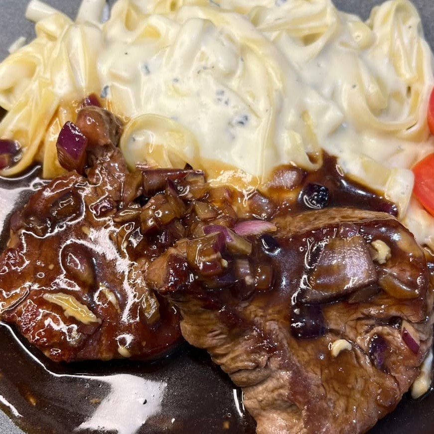 Um prato sofisticado e irresistível, com suculentas tiras de filé mignon perfeitamente grelhadas, acompanhadas por cebolas caramelizadas que trazem um toque adocicado. Para completar, um fettuccine envolto em um cremoso molho de gorgonzola, equilibrando sabores intensos e texturas suaves. Uma experiência gastronômica única, perfeita para quem aprecia combinações marcantes. #macarrão #gnocchi #bolonhesa #bolonhesa #massa #camarão #frango #carne #filé #mignon #molhobranco #molho #quatroqueijo #italiana