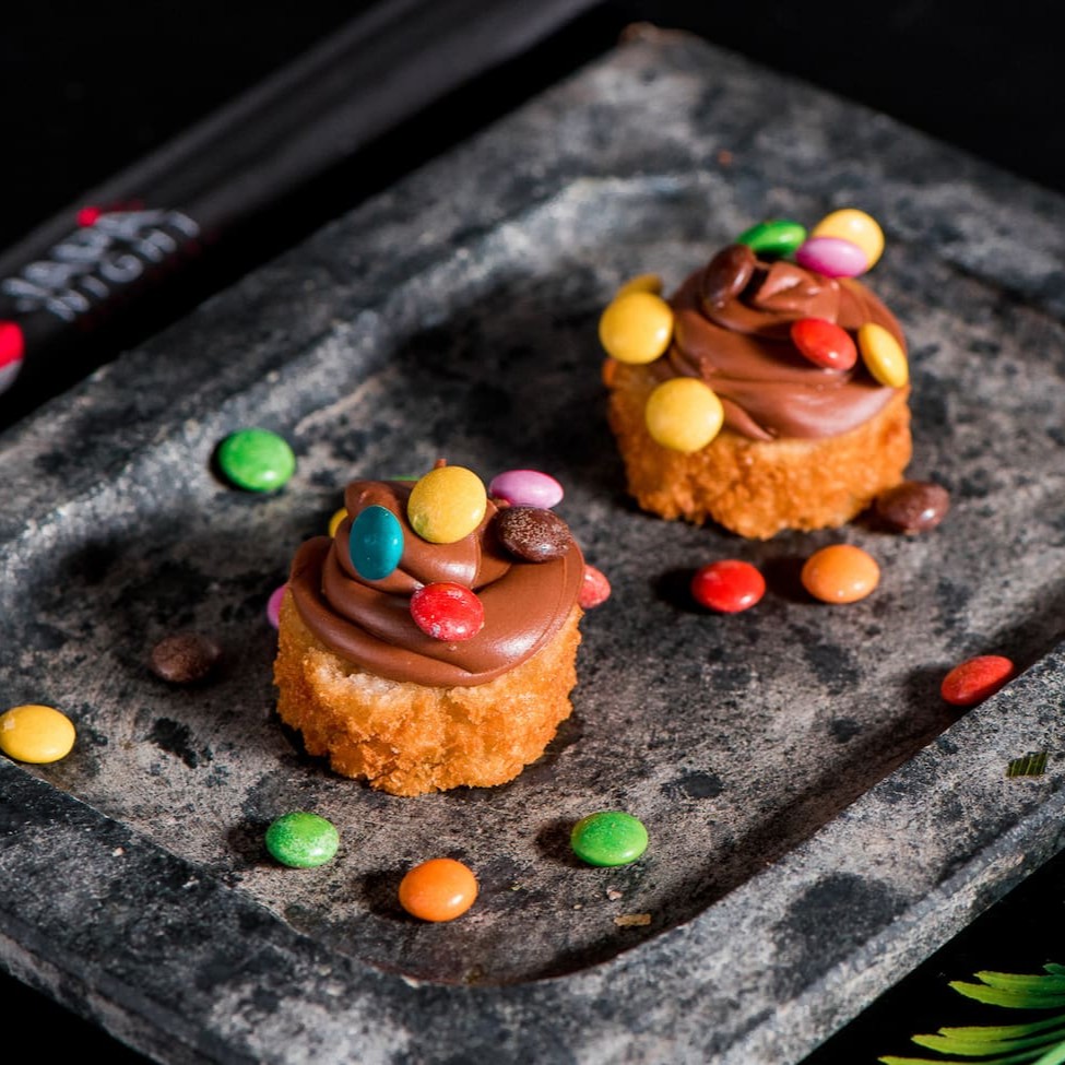 Deliciosa rodelas de banana, empanada e sobreposta por Nutella e Confete.