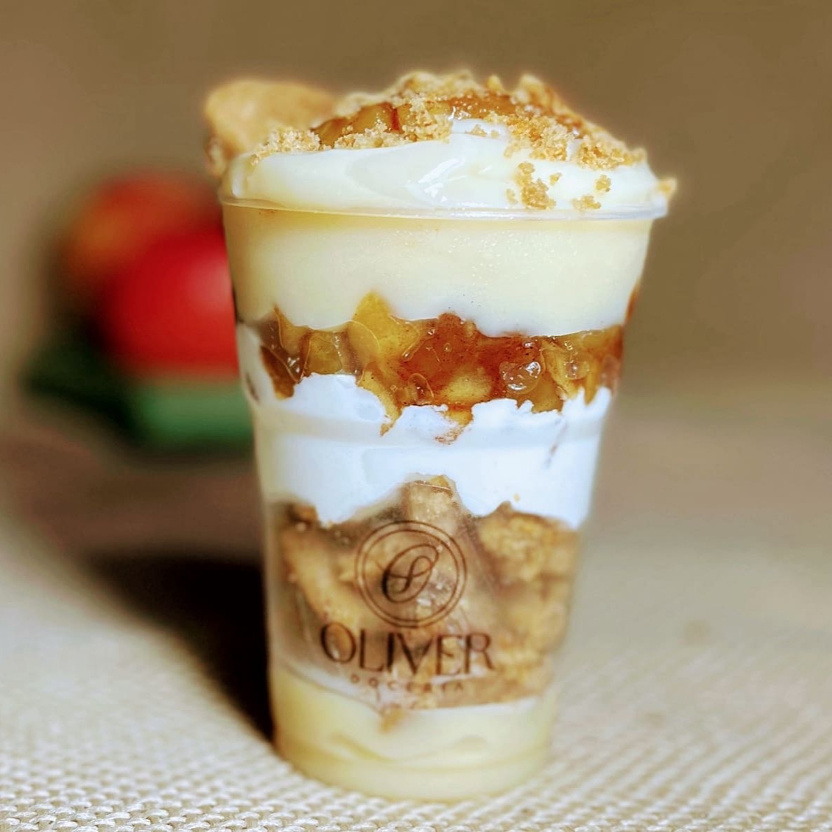 Creme de brigadeiro de Ninho, pedaços de cookies, chantilly, maçãs caramelizadas.