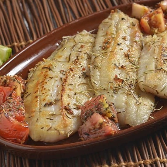 Um delicioso filé de peixe grelhado, acompanhado por arroz soltinho,  feijão bem temperado, farofa de bacon ,  e uma deliciosa salada.