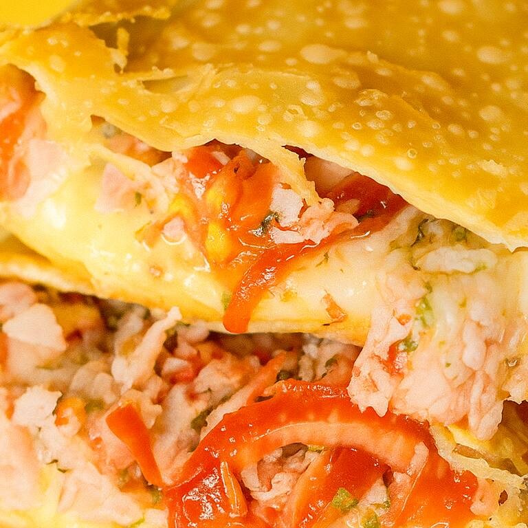 Recheado com queijo mussarela, presunto e orégano.  [Não É Possivel Alterar Os Ingredientes Do Pastel]