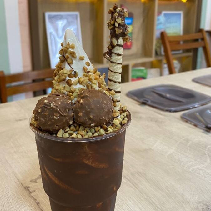 Tradicional Sorvete de baunilha, castanha, Nutella e ferrero rocher.
copo 300ml