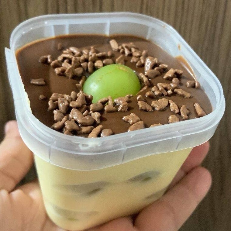 Bombom de uva no pote com recheio de Ninho uvas é ganache de chocolate, finalizado com granulado e uva por cima