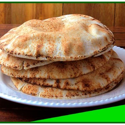 Pão Sírio - Unidade  Delicie-se com a autenticidade e a maciez do nosso pão sírio, preparado artesanalmente com ingredientes frescos e de alta qualidade. Perfeito para acompanhar seus pratos favoritos ou criar sanduíches deliciosos. Sabor e tradição em cada mordida!