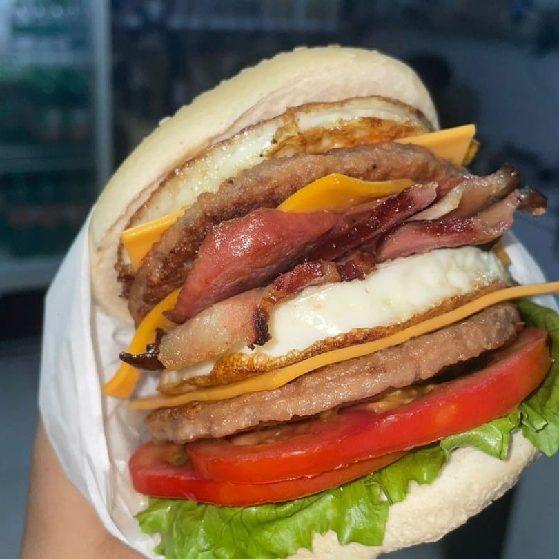 Pão ,Hambúrguer , ovo  , tomate , alface , queijo cheddar , calabresa , mais bacon e molho especial