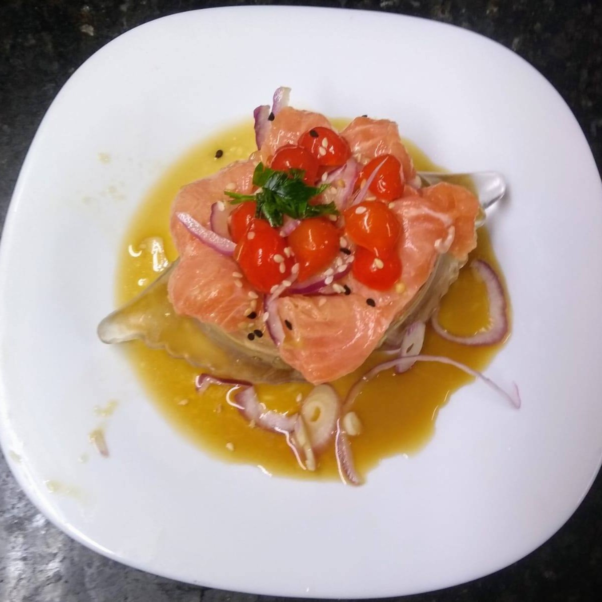 100g de salmão marinado em molho de limão siciliano e ajinomoto, acompanhando pimenta dedo de moça, cebola roxa e cebolinha.