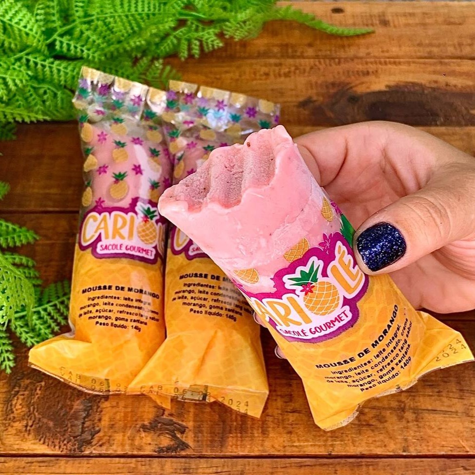 Sacolé Mousse de Morango: É unânime que o morango deixa tudo mais gostoso, e com o nosso Mousse não seria diferente! Feito com frutas in natura, leite, leite condensado, creme de leite e suco Tang sabor morango, cada mordida é uma experiencia sem igual. Aproveite esta delícia de 140g, sem adição de conservantes, mas contendo o delicioso suco Tang morango para intensificar seu sabor.