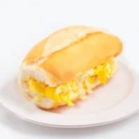 Pão francês, suiço ou de forma, com manteiga e 2 ovos