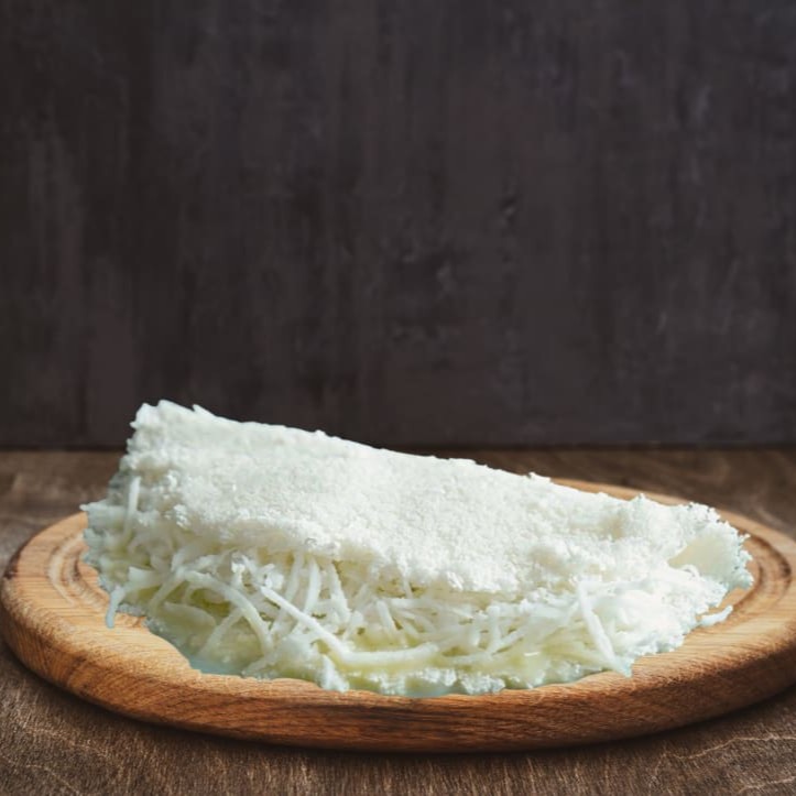 Tapioca clássica feita com nossa massa artesanal, recheada com leite condensado e coco.