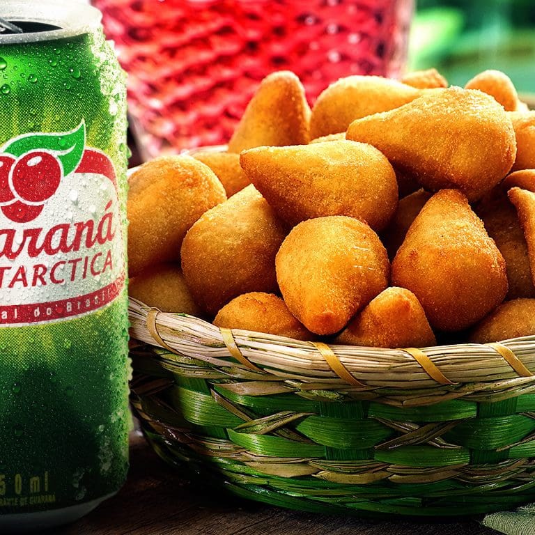 Experimente esse combo que vem 30 deliciosos salgadinhos , macios por dentro e crocantes por fora, acompanhada com um Guarana Antarctica geladinha.  Escolha até 06 sabores diferentes (5 unidades por sabor).  Tudo frito na hora e preparado com muita qualidade.