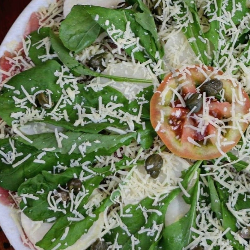 Molho de alcaparras, rúcula, palmito e parmesão.