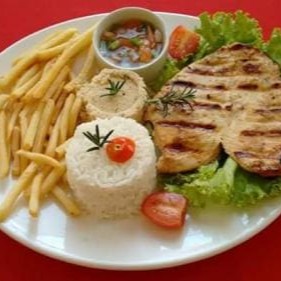 A '301 - Mini Filé de Frango Grelhado' é uma deliciosa seleção da nossa categoria 'Mini Refeições'. Este prato apresenta um suculento filé de frango meticulosamente grelhado, acompanhado de um arroz soltinho e perfeitamente temperado. Para realçar ainda mais os sabores, adicionamos nosso irresistível molho vinagrete. Acompanha ainda uma farofa crocante e um rico feijão preto ou tropeiro, à sua escolha. Para finalizar, oferecemos uma batata frita perfeitamente dourada ou uma refrescante salada verde especial, embelezando ainda mais seu prato. Uma refeição equilibrada e prática, perfeita para qualquer hora do Dia!