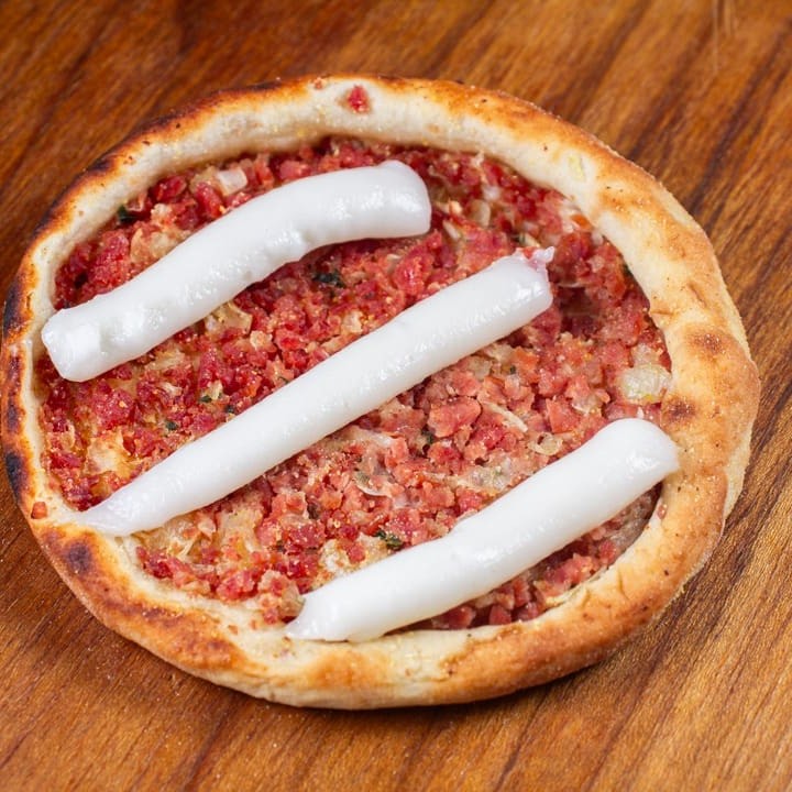 Calabresa, cebola, salsinha e cremely