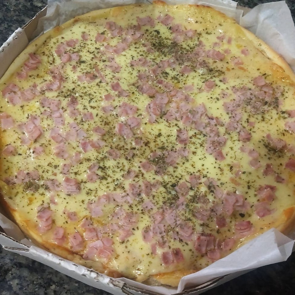 Pizza Presunto com molho tomate, Mussarela, Presunto e orégano.