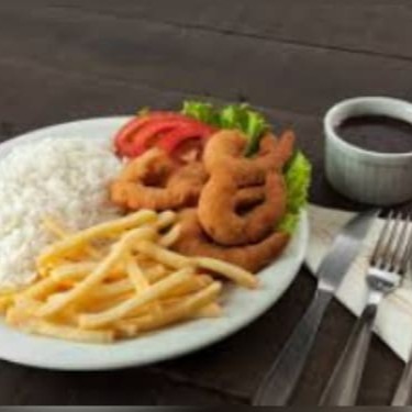 O 'Camarão à Milanesa', uma das Especialidades do Rosário, é uma experiência culinária inesquecível. São 10 suculentos camarões, criteriosamente empanados e fritos até atingirem o ponto perfeito de crocância e sabor. Eles são acompanhados de um arroz branco, leve e soltinho, feijão deliciosamente temperado, fritas crocantes e uma refrescante salada verde composta das mais frescas hortaliças. Um prato rico em texturas e sabores, que promete uma refeição surpreendentemente prazerosa.