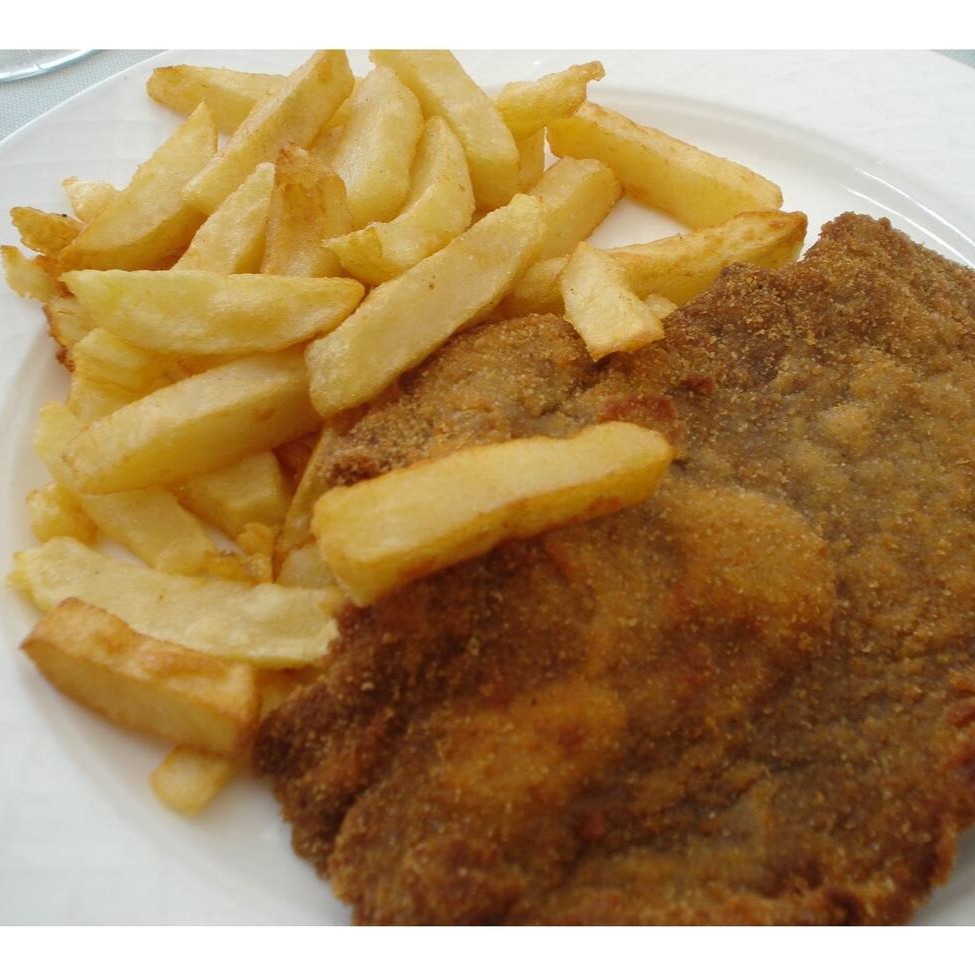Apresentamos o nosso suculento 'Bife à Milanesa', um destaque na categoria de 'Pratos Executivos'. Esta deliciosa opção de marmita é perfeitamente preparada com um generoso contrafilé, empanado à Milanesa, conferindo uma crocância irresistível ao prato. O acompanhamento fica por conta do nosso arroz fresquinho e do tradicional feijão, ambos preparados com o máximo de cuidado e sabor. Uma combinação harmoniosa e repleta de sabor que promete satisfazer o seu paladar.
