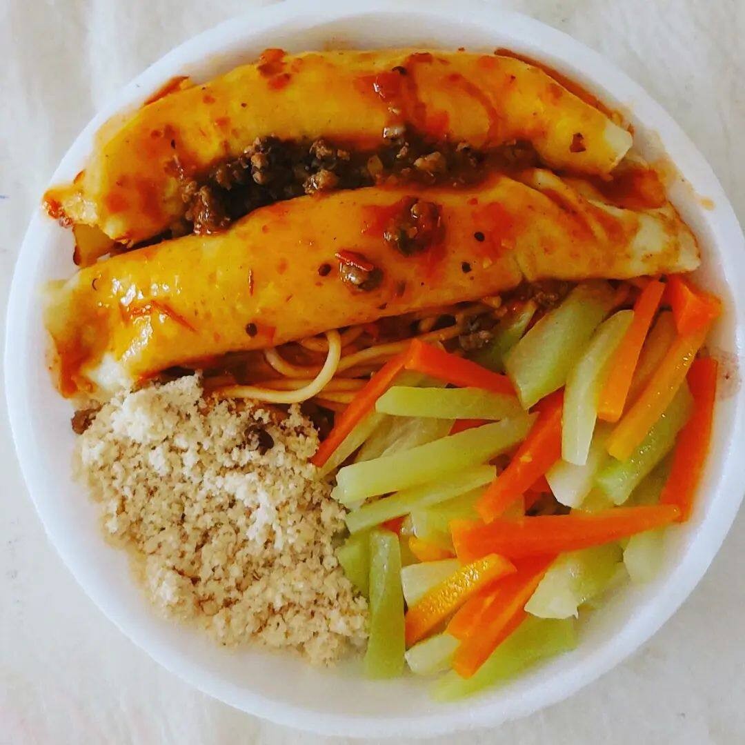 Panqueca de carne moida, arroz, feijão, macarrão, farofa, salada verde ou salada de legumes.