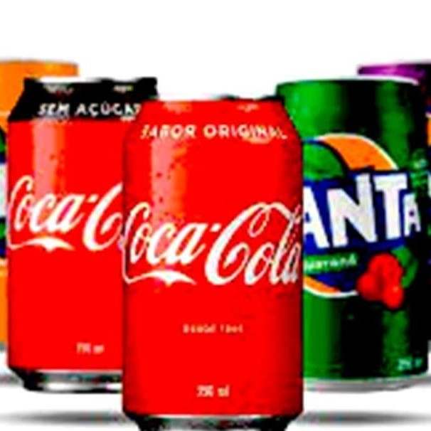 Saboreie nosso inconfundível refrigerante em lata de 350 ml, disponível numa seleção de sabores internacionalmente reconhecidos. Você pode optar pela icônica Coca Cola, ousar na versão sem açúcar da Coca Zero, desfrutar do distinto e autêntico sabor brasileiro do Guaraná, se refrescar com a agradável Fanta Laranja ou surpreender-se com a Fanta Uva, com seu sabor intensamente frutado e doce. Para os apreciadores de um toque cítrico, temos a Sprite. Cada lata promete uma explosão de sabor e um refrescante alívio para a sede, tornando-se a escolha perfeita para qualquer momento!