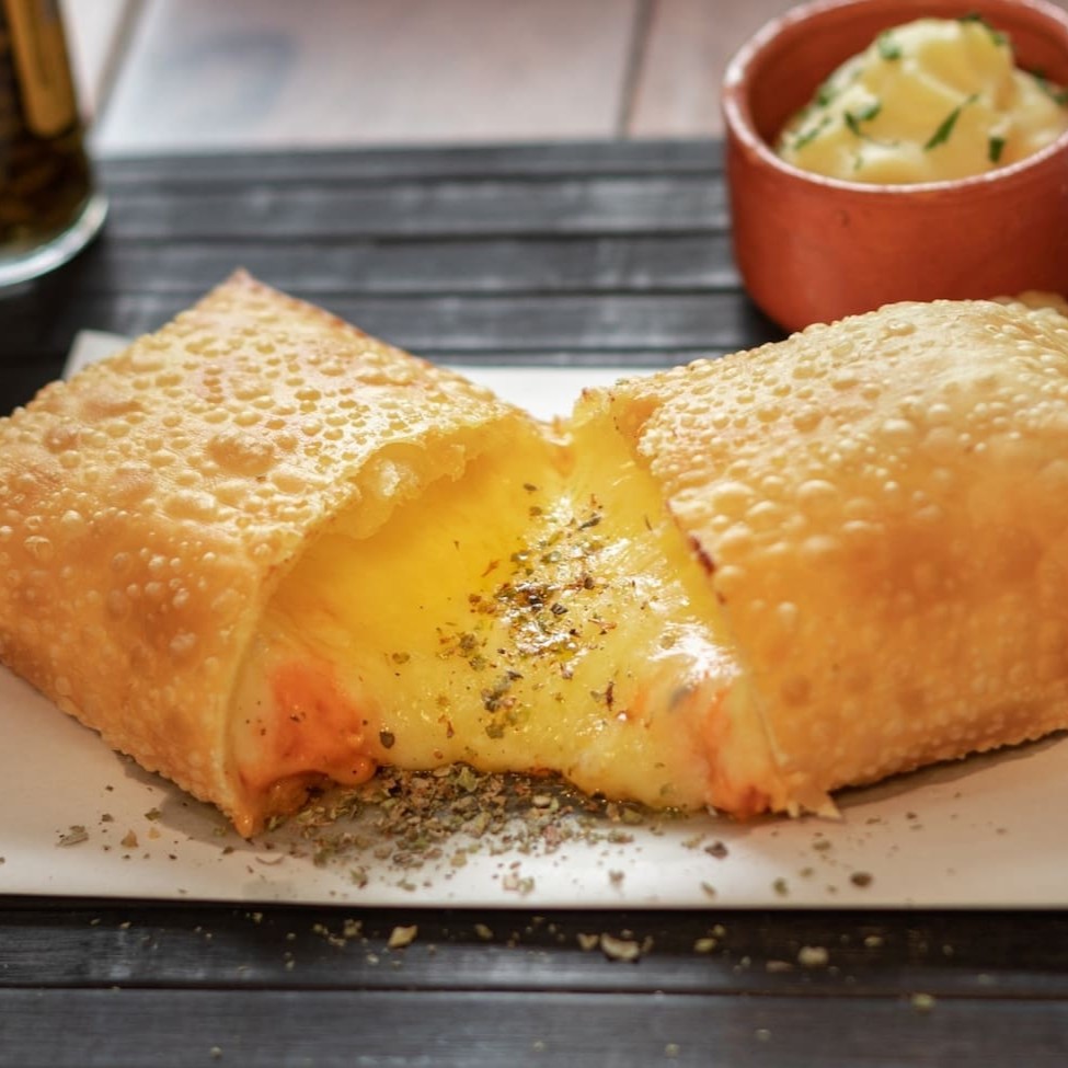 Delicioso Pastel de Queijo Mussarela e Orégano. Bem recheado e saboroso, dentro de uma massa sequinha e crocante!
