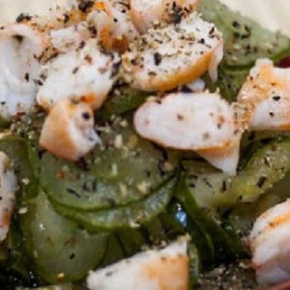 Salada de pepino marinada com camarões finalizada com gergelim.