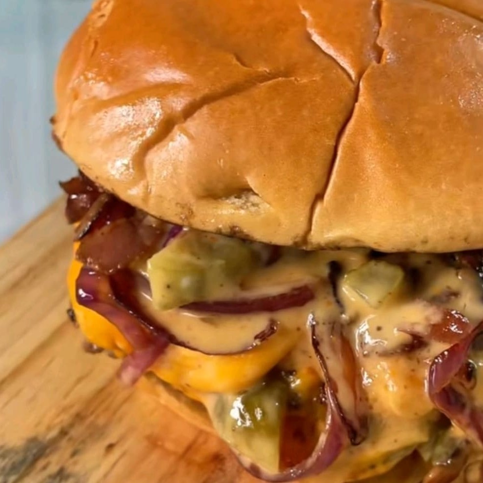 Pão artesanal,carne de hambúrguer artesanal,queijo cheddar,Bacon, cebola e molho de picles