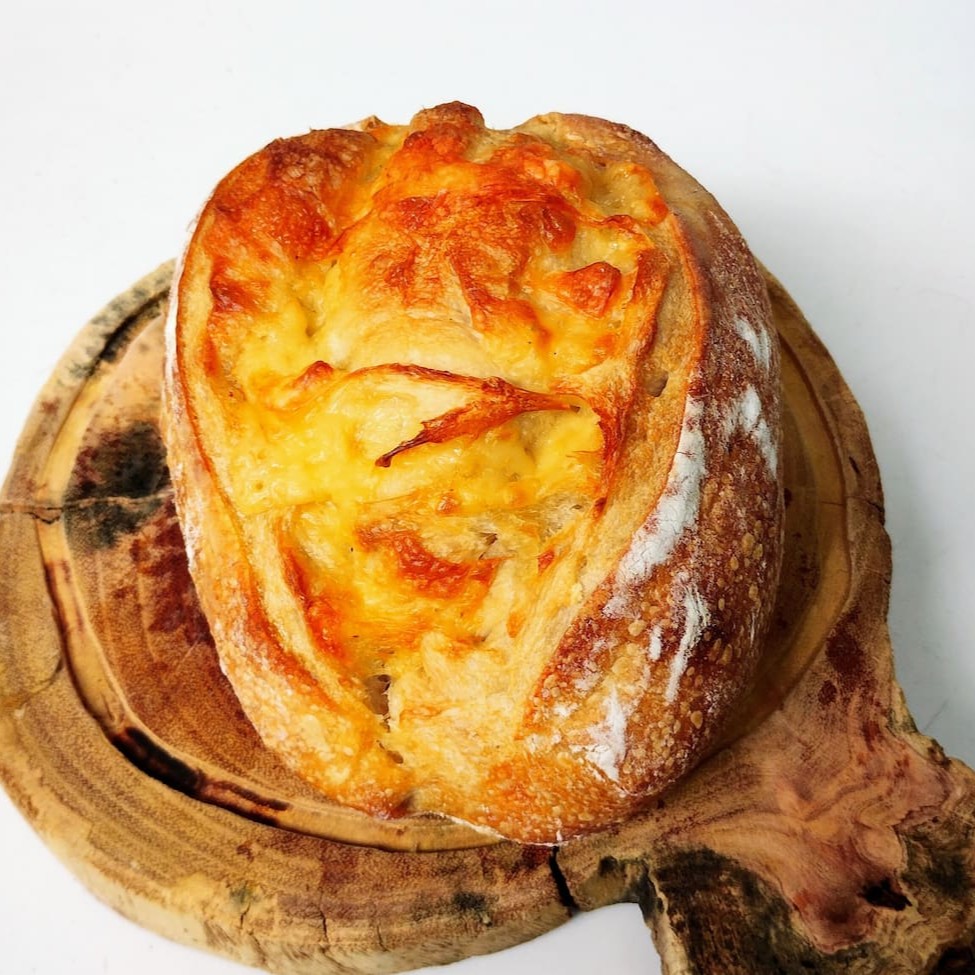 Apresentamos o nosso Pão Gruyère. Este é um pão artesanal de alta qualidade, meticulosamente preparado e recheado com autêntico queijo Gruyère. Orgulhosamente destacamos a fermentação natural e prolongada que contribui para o seu sabor inconfundível e textura irresistivelmente macia. Além disso, o recheio com queijo Gruyère adiciona uma camada de sabor rica e complexa, tornando este pão um deleite verdadeiramente gourmet. Uma obra-prima artesanal que é tão deliciosa quanto nutritiva.