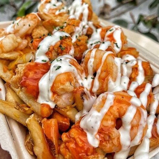 Batata , camarao , cebola , cheddar, requeijão , oregano, alho torrado