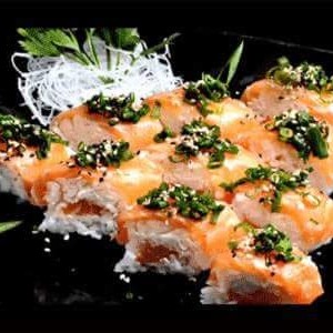 Salmão, kani, cream cheese, cebolinha, gergelim com laminas de salmão. Sushi