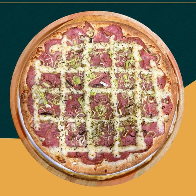 Molho de tomate, mussarela, Catupiry, alho poró e orégano.