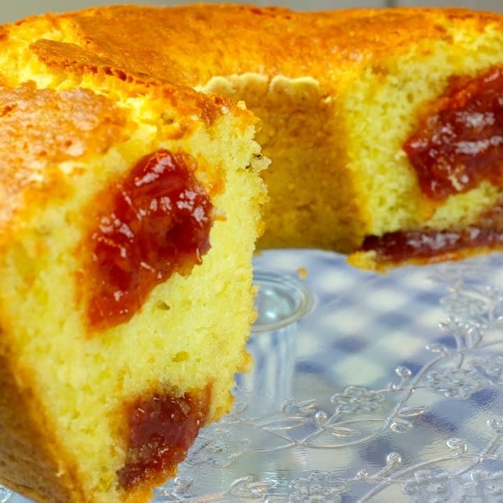 Delicioso bolo de fubá com pedaço de goiabada.