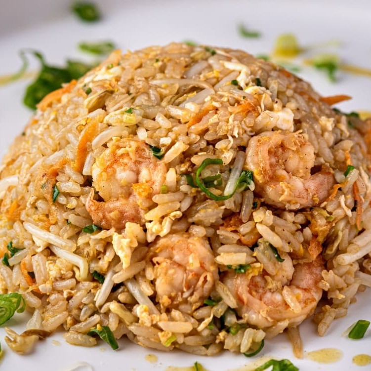 Arroz colorido com cenoura, cebolinha,ervilha, broto de feijão e ovo, salteados na Wok com proteína a sua escolha.