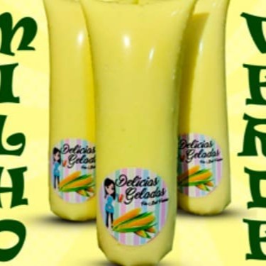 Este sacolé é feito com uma massa de leite, equilibrada, com creme de leite e leite condensado, que proporciona uma combinação perfeita. Para finalizar, adicionamos grãos de milho em conserva, que trazem um sabor único e distintivo a esta sobremesa. Cada mordida é um convite para uma experiência  memorável. Experimente!