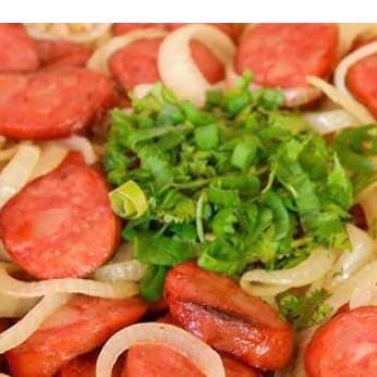 Linguica calabresa acebolada c fritas,arroz,feijao,farofa e salada verde