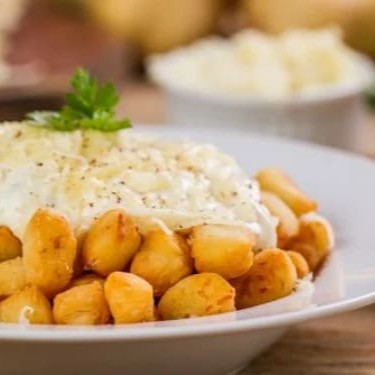 Deliciosa massa com um molho especial e saboroso, muito queijo e nosso frango levemente desfiado.