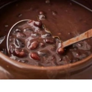 Experimente nosso delicioso Feijão, preparado com um tempero caseiro irresistível que remete à aconchegante comida da vovó. Esta guarnição clássica brasileira é a companhia perfeita para diversos pratos, oferecendo um sabor único e marcante que vai surpreender e encantar seu paladar.