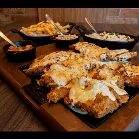 Deliciosos files de coração de alcatra empanados e acompanhado com nosso molho blue cheese, acompanha arroz e fritas serve ate 3 pessoas