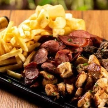 Aproveite 800g de proteínas selecionadas: suculento Bombom de Alcatra, tenro Filé de Peito de Frango e Linguiça Calabresa saborosa. O combo vem com Batatas Fritas crocantes, Molho à Campanha fresco, Arroz soltinho e Farofa dourada. E para deixar tudo ao seu gosto, você pode personalizar os acompanhamentos, escolhendo entre diferentes sabores de arroz, farofa e mais, conforme sua preferência! O combo ideal para compartilhar momentos únicos com a família.