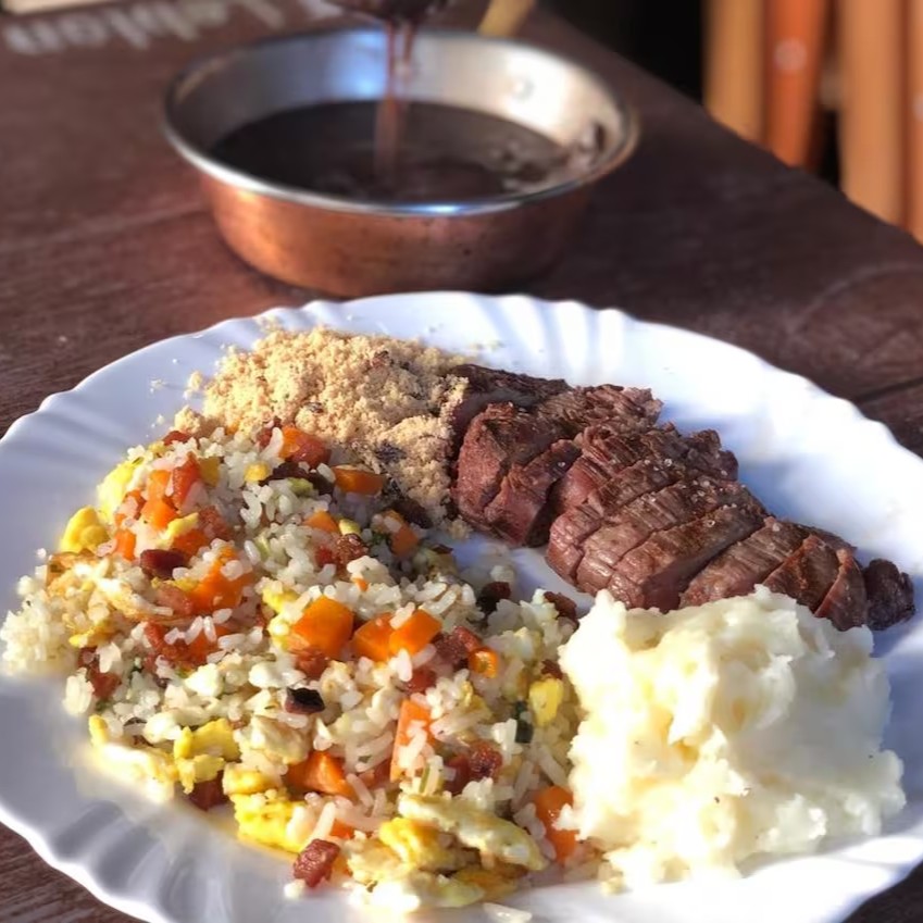 Deliciosa Jantinha individual com um delicioso Baby Beef especial , arroz, feijão, farofa de bacon e molho à campanha.