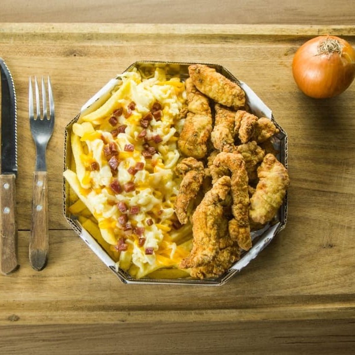 Porção generosa de frango crocante com batata mania coberta com cheddar e bacon, acompanhada de uma lata de Coca-Cola geladinha. Um combo irresistível para uma refeição prática e deliciosa!