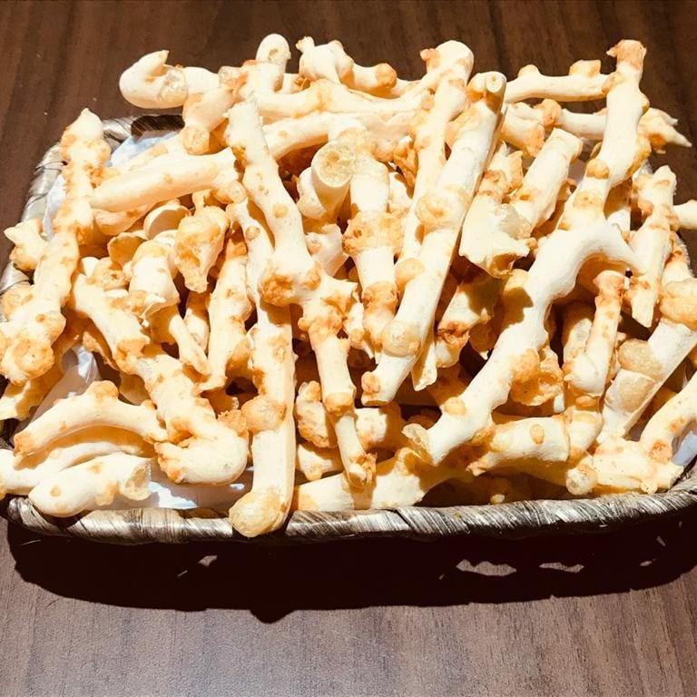 100 gramas de Polvilho Artesanal com queijo.